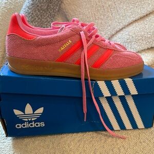 Adidas original gazelle in hot pink